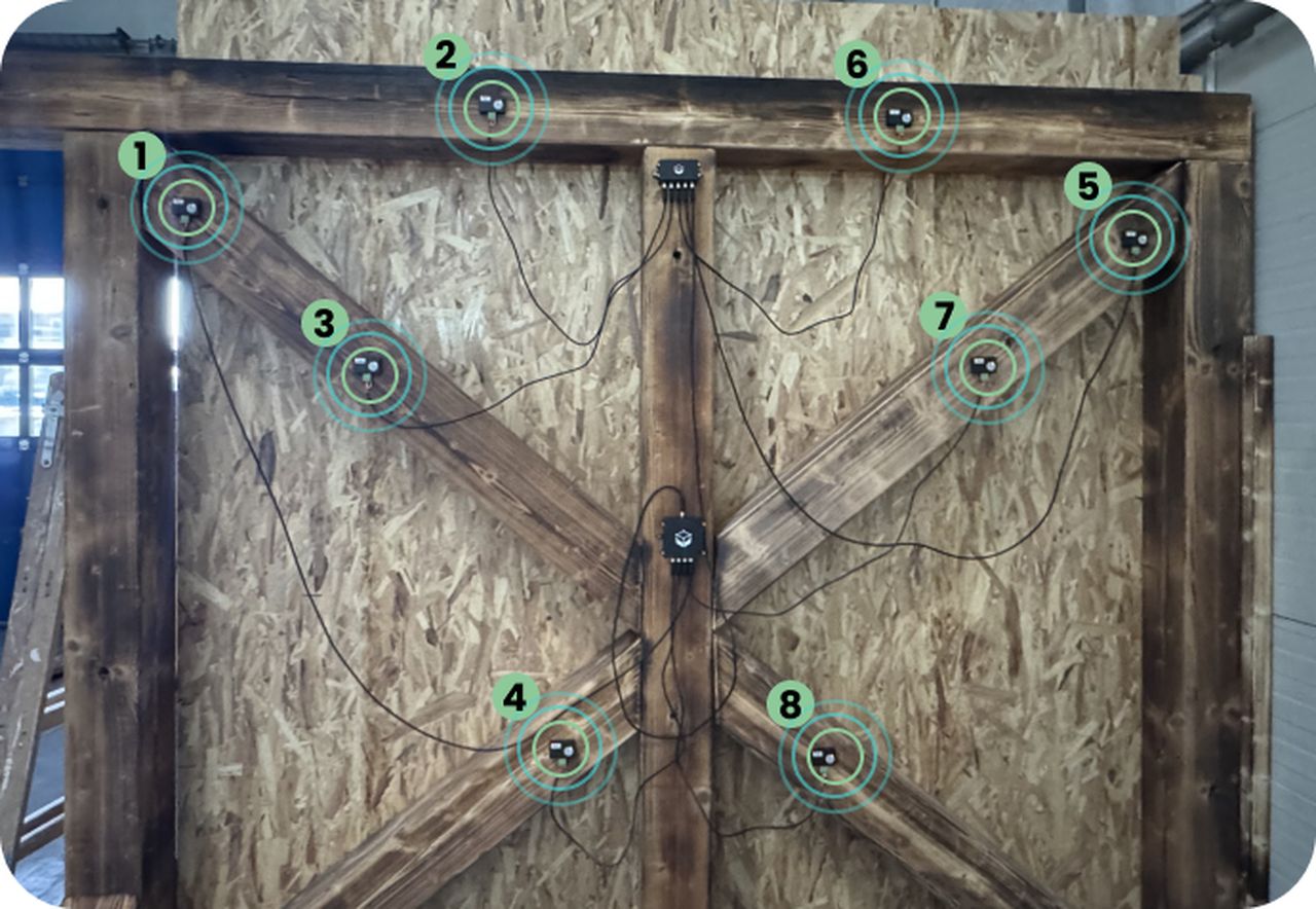Holzrahmenelement mit acht nummerierten TimbCase-Messpunkten und zwei IoT-Modulen